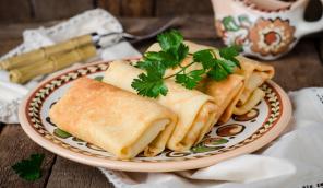 Dünne Pfannkuchen mit Buchweizen und Pilzen